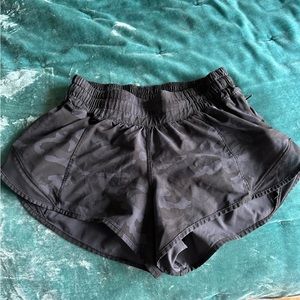 Camo lululemon hotty hot shorts!! Size 2